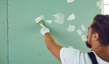 Od surowej ściany do gładkiej powierzchni. Sprzęt ułatwiający szpachlowanie
