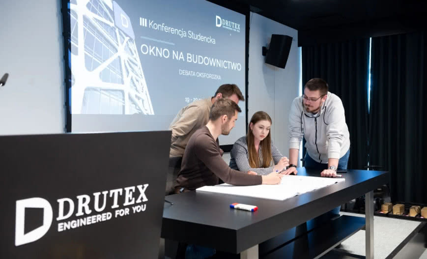 Studenci z Warszawy najlepsi w debacie organizowanej przez firmę DRUTEX